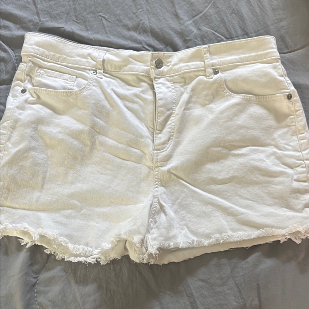 Women’s White Frayed Hem Denim Shorts